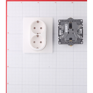 Розетка legrand 2-м сп etika винтовые клеммы в сборе с заземлением leg 672223