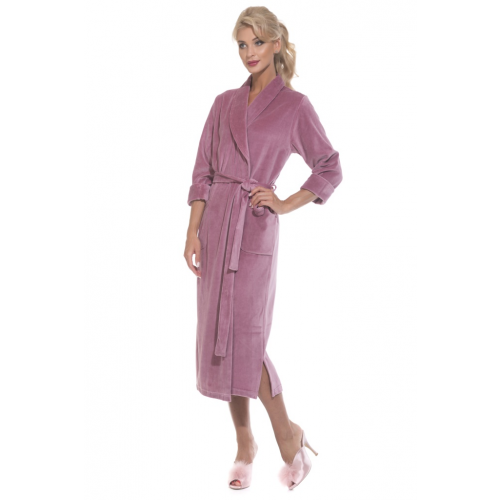 Элегантный женский халат нежно-розового цвета из мягкой велюровой ткани с небольшими разрезами по бокам EvaTeks №382 Сухая роза