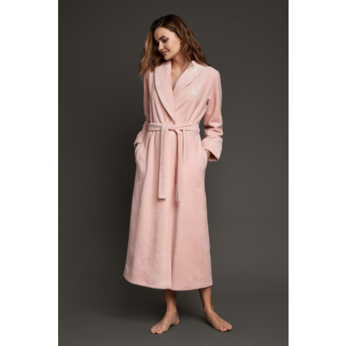 Удлиненный женский халат из мягкой ткани нежно-розового цвета с длинными рукавами и вшитыми боковыми карманами Laete L11003-5