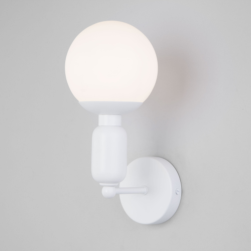 Eurosvet Настенный светильник со стеклянным плафоном 50251/1 белый