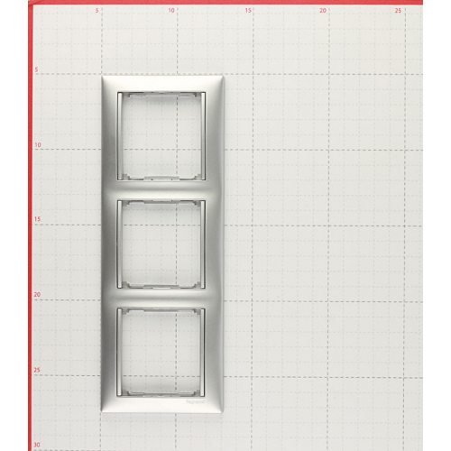 Рамка Legrand Valena 694332 трехместная универсальная алюминий