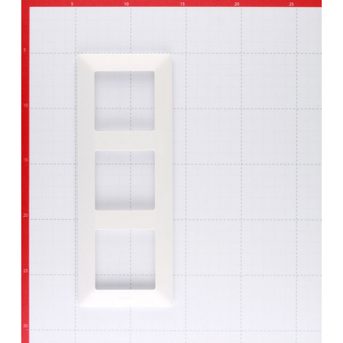 Рамка Legrand Valena LIFE 754003 трехместная универсальная белая