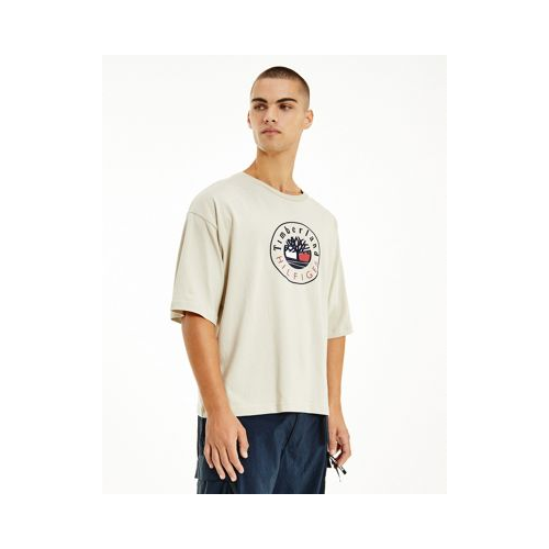Бежевая футболка с фирменным логотипом спереди из капсульной коллекции Tommy Hilfiger x Timberland-Светло-бежевый цвет