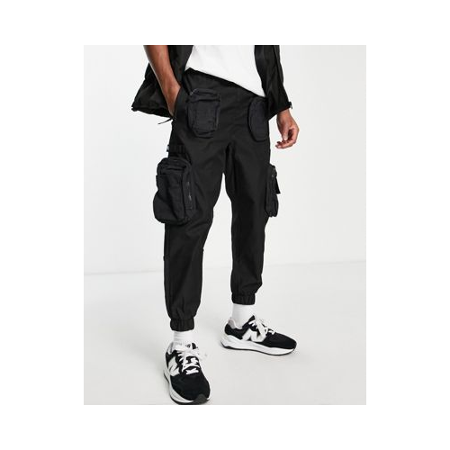 Черные брюки карго в утилитарном стиле с карманами Bershka