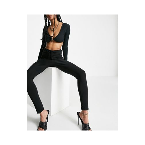 Черные зауженные брюки со сборками спереди Club L London-Черный цвет