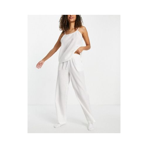 Комбинируемые пижамные брюки белого цвета из легкой жатой ткани Loungeable
