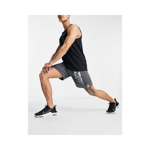 Серые хлопковые шорты из технологичной ткани "Dri-Fit" Nike Training