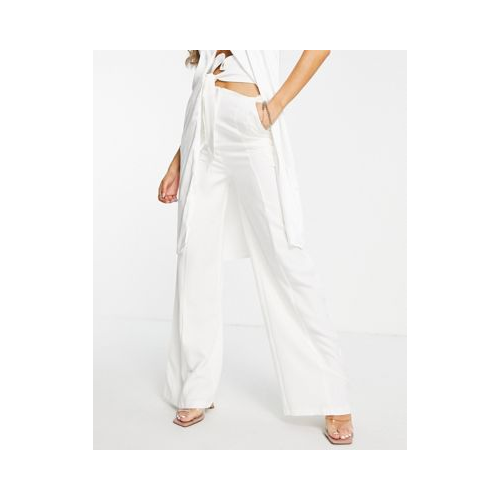 Широкие свободные брюки светло-бежевого цвета с поясом от комплекта Club L London Белый