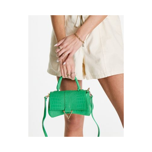 Зеленая сумка через плечо изогнутой формы из материала под кожу крокодила с металлическим украшением в виде треугольника ASOS DESIGN-Зеленый цвет