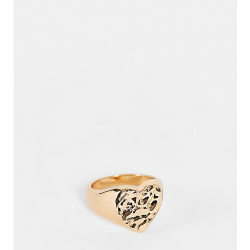 Золотистое массивное кольцо-печатка с сердцем с фактурной отделкой DesignB London Curve