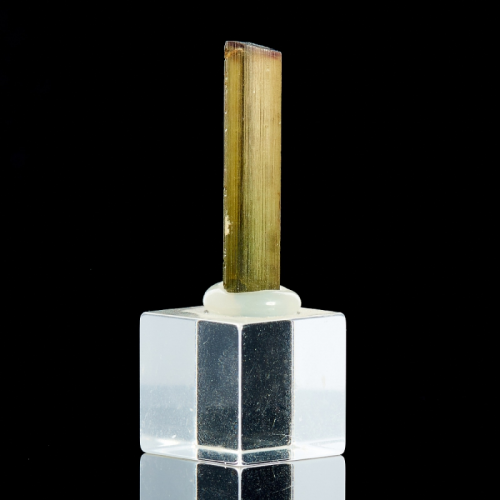 Кристалл турмалин зеленый (верделит) (на подставке) 5,5х27 мм ООО "Карелшунгит"